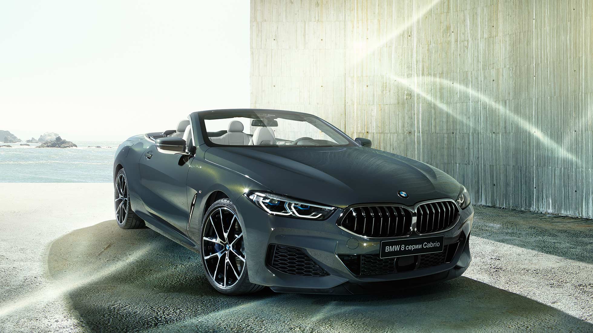 BMW M850i xDrive, металлик Серый Дравит, вид спереди слева с поворотом в три четверти. BMW M850i xDrive, металлик Серый Дравит, вид спереди слева с поворотом в три четверти.